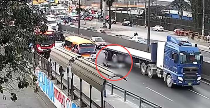 VIDEO: Policía en moto murió al chocar con tráiler por imprudencia de Anconcero