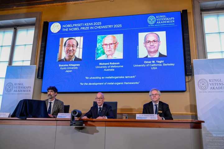 Premio Nobel de Química 2025 es para tres científicos por el desarrollo de estructuras metal