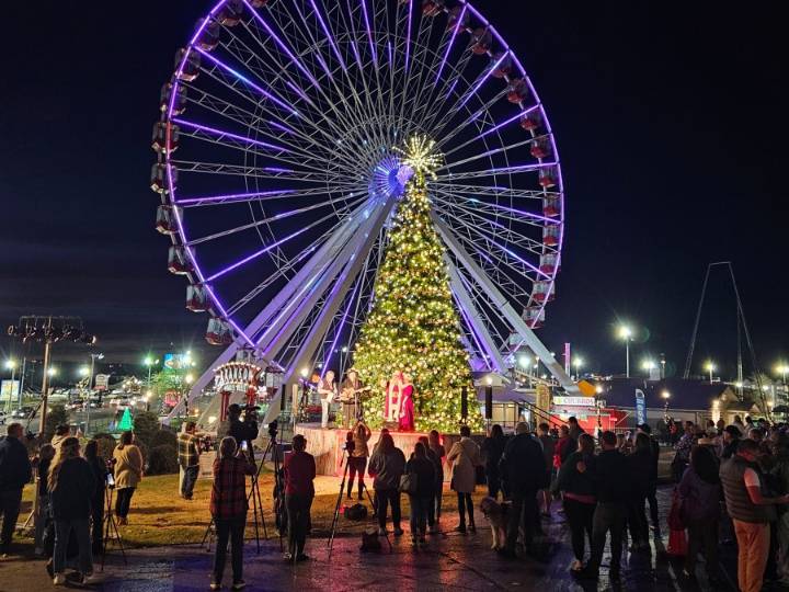 Branson plans synchronized Christmas tree lighting in 2025