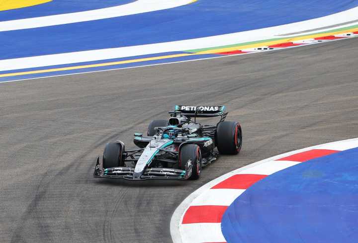 Russell logra la ‘pole’ en Singapur y los McLaren se atascan en Marina Bay
