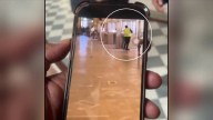 Primeras imágenes del robo en el Louvre: un ladrón accede a una vitrina con los visitantes en la misma sala del museo