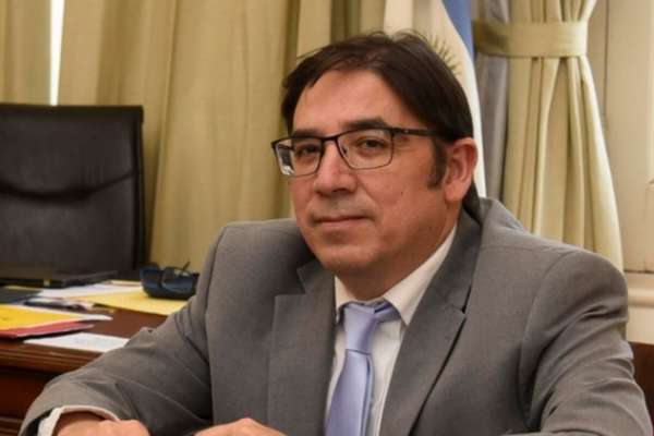 Piden explicaciones por un funcionario del Gobierno acusado de cobrar sueldos de tres empleos públicos