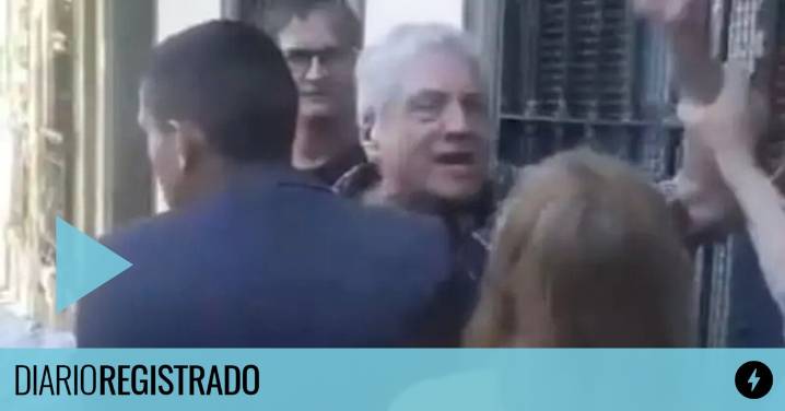 Identifican y escrachan al puntero libertario que le pegó a una piña a mujer que protestaba en Quilmes contra Santilli