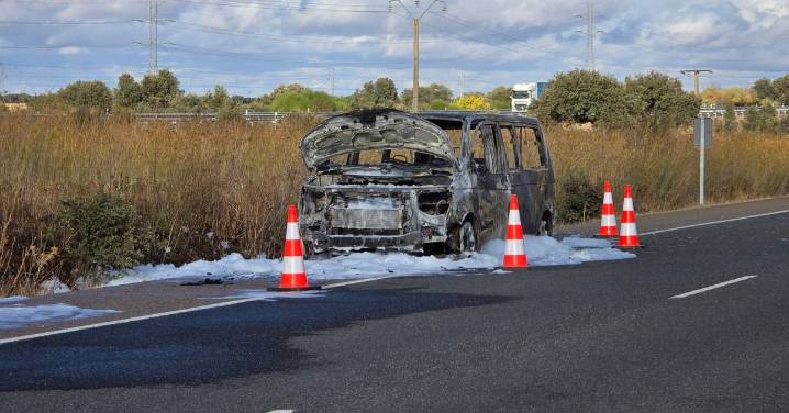 Arde una furgoneta en la N-620, a la altura de Barbadillo