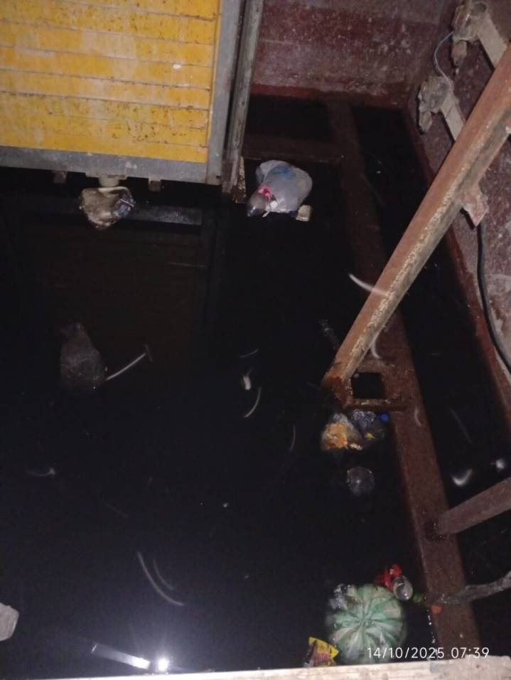 SOS fosa del ascensor de la Opppe 27D está llena de aguas servidas