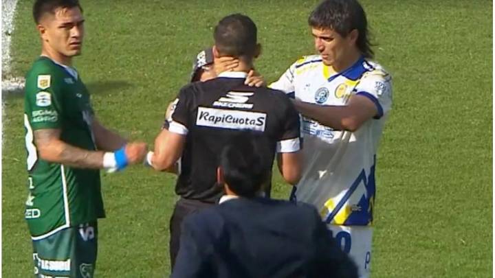 Un hincha de Sarmiento ingresó al campo de juego para agredir al árbitro Andrés Merlos