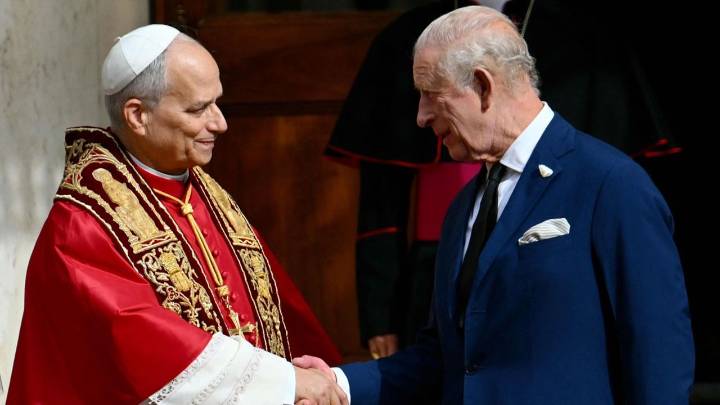 Carlos III y el papa León XIV rezan juntos tras 500 años de ruptura