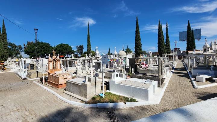 Tlaquepaque refuerza seguridad en panteones por Día de Muertos