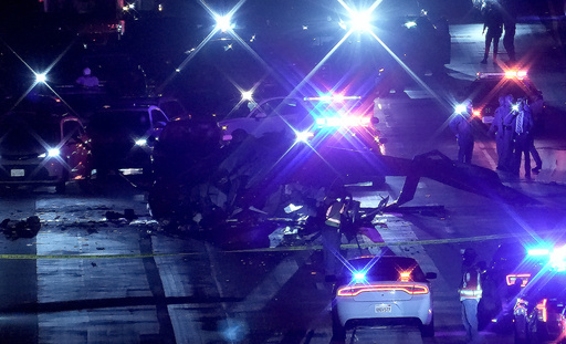Un helicóptero médico se estrella en una autopista en Sacramento. Hay 3 heridos graves