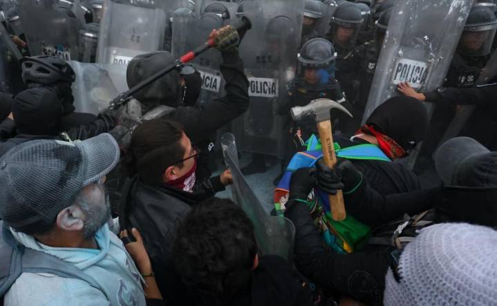 FOTOS de violenta marcha del 2 de octubre; saquean, vandalizan y agreden a policías y prensa