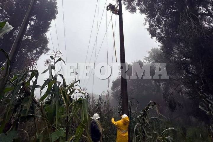 Se quedan sin luz en zonas afectadas por lluvias