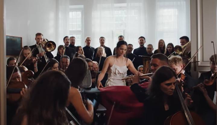 El simbolismo de Rosalía: por qué ha elegido estas marcas para el relato místico de ‘Berghain’