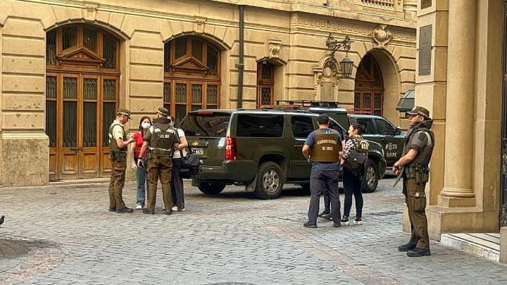 GOPE realiza procedimiento por artefacto explosivo al interior de la Bolsa de Santiago