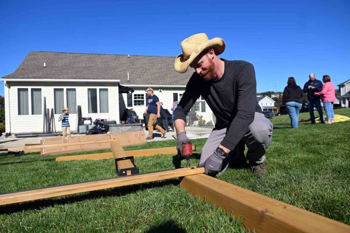 Volunteers pitch in to help out widowed Kutztown woman and her children