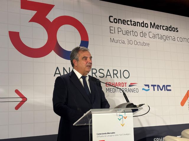 El Gobierno regional destaca el papel estratégico de Cartagena y su puerto para el crecimiento industrial de la Región