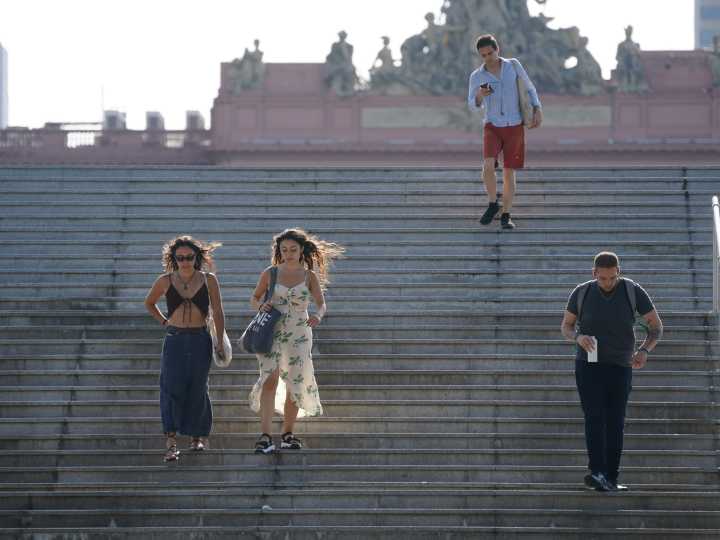 Por un raro fenómeno del clima la temperatura llega hoy a un pico de verano y luego cae a marcas invernales