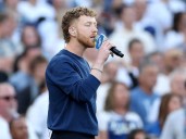 Singer of O Canada at World Series game changes the lyrics