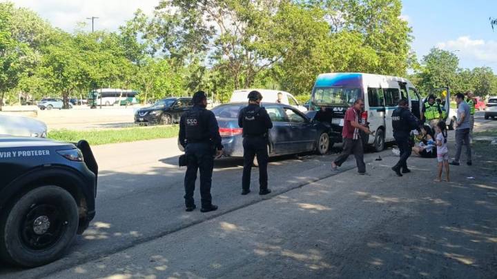 Choque de combi deja más de 14 pasajeros lesionados en Playa del Carmen