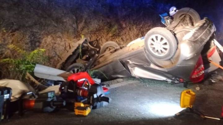 Un muerto y dos heridos graves al chocar frontalmente dos coches en una carretera