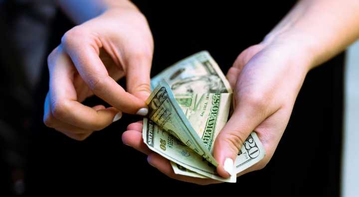 Adiós a estos DÓLARES: el Gobierno anuncia que perderán VALOR en bancos y comercios