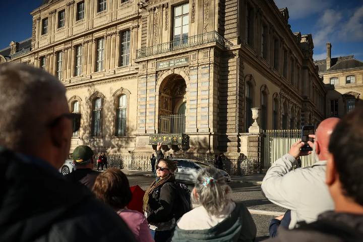 Dos detenidos por el robo en el Louvre: uno de ellos trataba de huir a Argelia