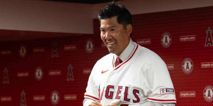 Kurt Suzuki starts Angels managerial stint on one