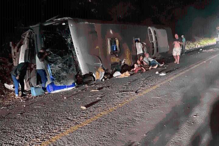 Vuelco de autobús turístico en Pernambuco dejó 16 muertos
