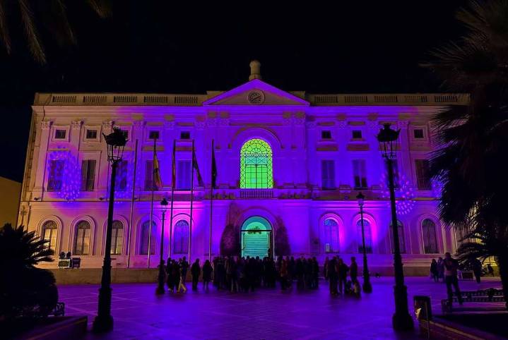 El Ayuntamiento se ilumina de rosa por el Día Mundial contra el Cáncer de Mama