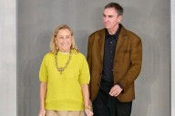 De JW Anderson en camiseta y vaqueros al vestido camisero de Miuccia Prada: cómo visten en realidad los que deciden cómo hay que vestirse