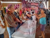 Encabeza secretario de SEDESO entrega simbólica de “Kits de Xantolo 2025” en Atlapexco