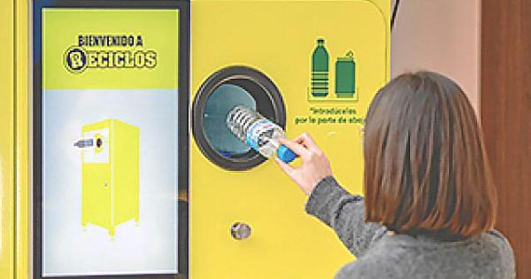 Una máquina que premia por reciclar envases