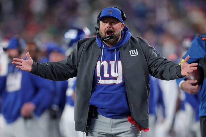 Giants' Brian Daboll gets heated on sideline during Jaxson Dart's concussion check