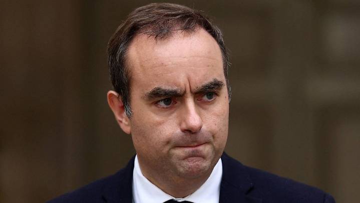 French PM resigns hours after naming government, plunging France further into political chaos