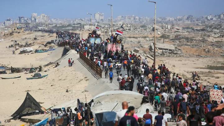 VIDEO | Miles de palestinos retornan a Gaza tras el repliegue de las tropas israelíes