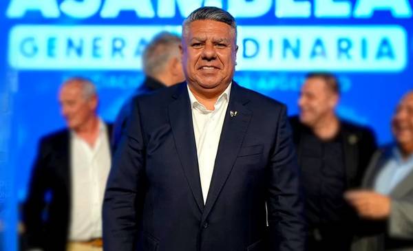 “Llegamos a lugares donde el Estado no llega”: Tapia cruzó al Gobierno en la Asamblea de la AFA