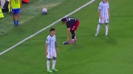 La reacción de Maxi Salas cuando un hincha de Racing le tiró una zapatilla