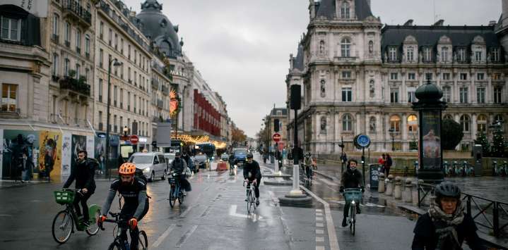 El caos de las bicicletas en París: ¿La guerra de la alcaldesa contra los autos está fuera de control?