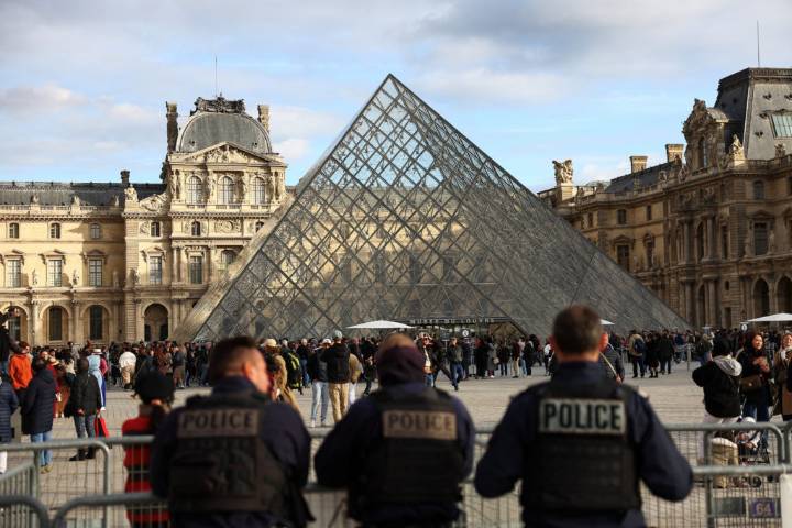 Suspects arrested over theft of crown jewels from the Louvre, prosecutor says