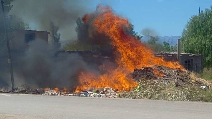 Incendio en Caucete: vecinos evitaron que las llamas alcanzaran las viviendas