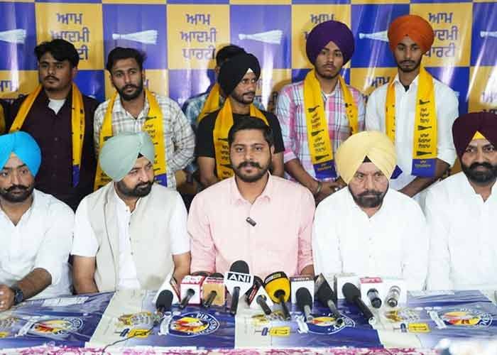 Dozens of Youth Leaders Quit Akali Dal and Join Aam Aadmi Party; Receive Warm Welcome From Senior AAP Leadership