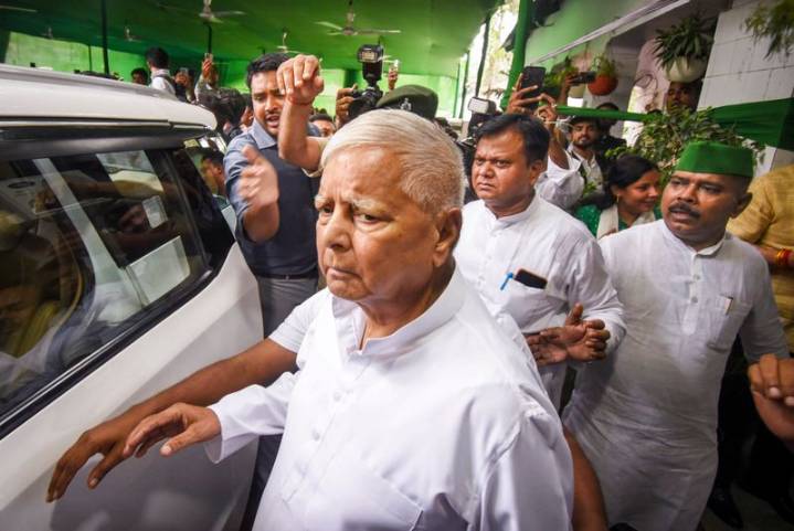 Unfazed by seat-sharing woes, Lalu starts giving away RJD tickets