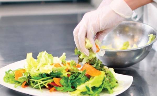 Realizan capacitación en Manipulación de Alimentos en Camarones