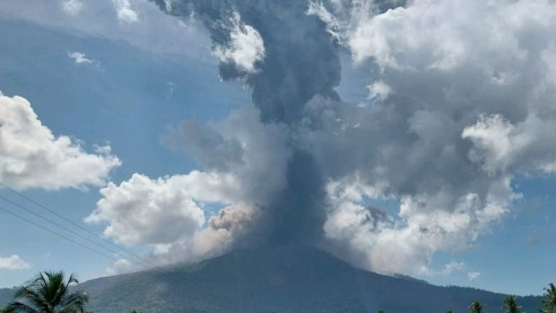 El volcán Lewotobi Laki-Laki entra en erupción y arroja ceniza a 10 kilómetros en Indonesia
