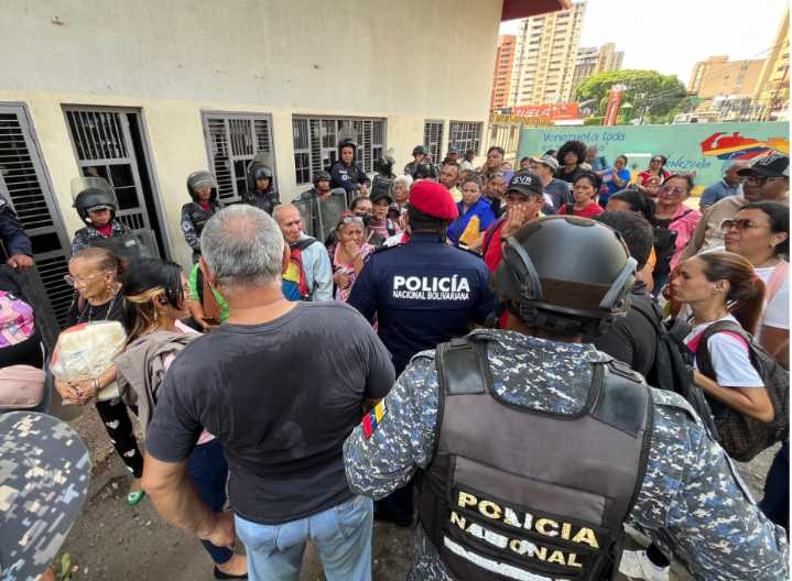 Casi un año sin cobrar: más de 120 docentes indígenas protestaron en la Zona Educativa de Maracaibo