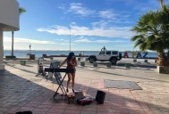 “Sin dinero, pero con paz en La Paz”: Flor Amargo conquista el malecón con show improvisado