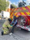 Hombre queda atrapado entre el fuego en una ferretería en el Morelos y los bomberos municipales lo rescatan
