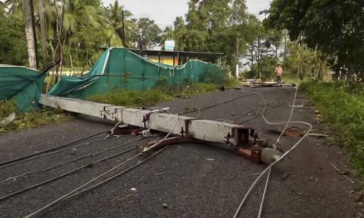 Cyclone Montha lashes Telangana, IMD issues red alert for Warangal, Mahabubabad