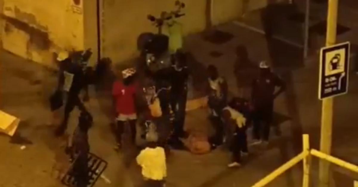Una batalla campal entre okupas en Barcelona se salda con una brutal paliza a un joven atado de pies y manos