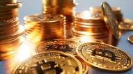 Bitcoin baja a los u$s121.000 en medio de una ola de inversión institucional récord