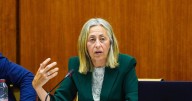Dimite la consejera andaluza de Salud por la crisis de los cribados del cáncer de mama